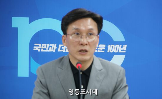 김민석 민주연구원장이 기가 간담회 중 “촛불혁명은 현재 진형형이며 촛불 민심은 여전하다”고 밝히고 있다. ⓒ영등포시대 