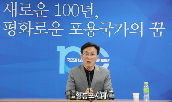 김민석 민주연구원장은 4월 28일 오전 여의도 당사에서 민주연구원장 퇴임 간담회를 열고 모두 발언을 하고 있다. ⓒ영등포시대 