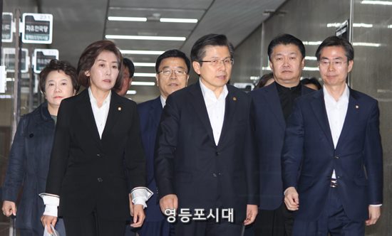 자유한국당 황교안 대표와 나경원 원내대표, 최고위원들이 회의장을 향해 들어오고 있다. ⓒ영등포시대 