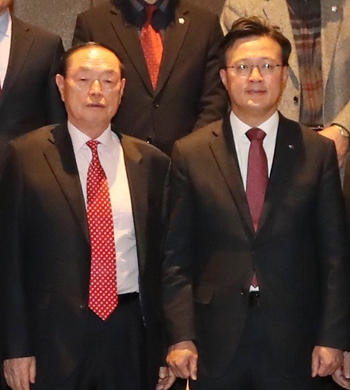 채현일 영등포구청장(사진 오른쪽)과 황무섭 대한노인회 영등포지회 회장(사진 왼쪽)