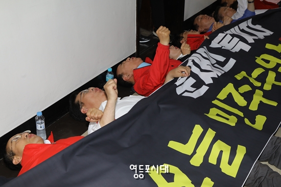  나경원 원내대표를 비롯한 소속의원들이 투표가 시작되자 회의장 앞 바닥에 누워 “원천 무효”를 외치고 있다. Ⓒ신대식 기자  