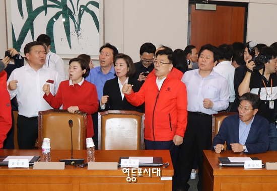 자유한국당 나경원 원내대표를 비롯한 10명의 의원이 회의장 안에서 “원천 무효”를 외치고 있다. Ⓒ신대식 기자 