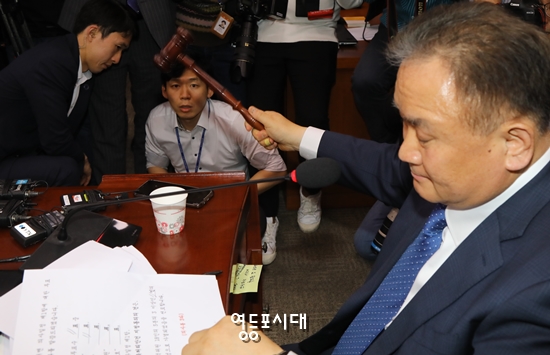 이상민 사개특위 위원장이 투표 결과, 공수처법안이 가결되었음을 선포하고 있다.  Ⓒ신대식 기자 