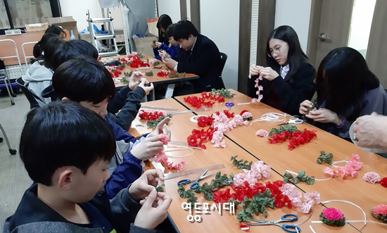 영등포구 당산서중학교, 선유중학교, 영원중학교 학생 30여 명이 영등포구자원봉사센터에서 어버이날 어르신들에게 달아드릴 카네이션을 만들고 있다. Ⓒ영등포시대 