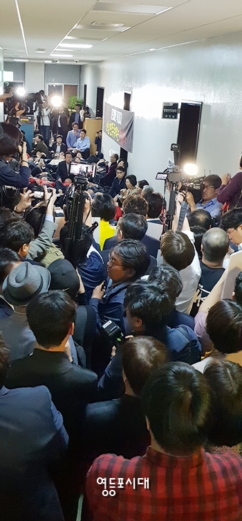 4월 29일 밤 국회 안전행정위원회 회의실 앞에서 자유한국당과 여•야 4당 관계자들이 뒤엉켜 각각 “문재인 독재 타도”, “회의 방해 징역 5년”을 서로 외치고 있다. Ⓒ영등포시대 