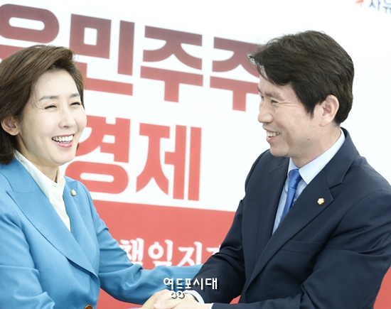 9일 오후 국회에서 이인영 민주당 신임 원내대표와 자유한국당 나경원 원내대표가 만나 환하게 웃고 있다. Ⓒ영등포시대 