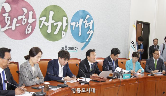 손학규 대표가 20일 오전 국회에서 열린 바른미래당 최고위원회의에서 모두발언을 하는 동안 다른 최고위원이 각기 다른 표정을 짓고 있다. ⓒ영등포시대 