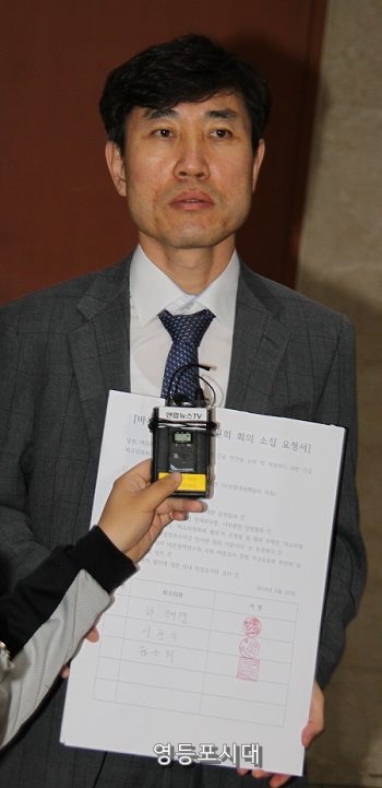 하태경 최고위원이 기자회견을 마친 후 본 당 대표 권한에 대한 기자의 질문에 답하고 있다. ⓒ영등포시대