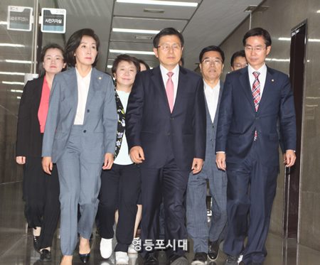 17일 오전 자유한국당 황교안 대표를 비롯한 최고위원들이 회의를 위해 회의장을 향하고 있다. Ⓒ영등포시대 