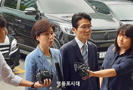 민주당 백혜련 의원(사진 왼쪽)과 정의당 윤소하 의원이 16일 오전 피고발인 신분으로 조사를 받기 위해 영등포경찰서에 출두하고 있다. ⓒ영등포시대 