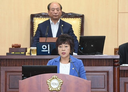 오현숙 영등포구의회 의원이 19일 5분 발언을 통해 “영등포구 체육관시설은 민간위탁 대상 아니다”며 “스포츠클럽 민간위탁 계획 당장 중단할 것”을 촉구하고 있다. 