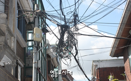 신길5동 어린이집 뒷골목에 전선 등이 어지럽게 얽혀있다. &copy;영등포시대 