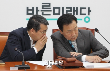 손학규 대표(사진 오른쪽 사진)와 임채훈 사무총장이 회의가 진행되는 도중 귀 옛말을 하고 있다. Ⓒ영등포시대 