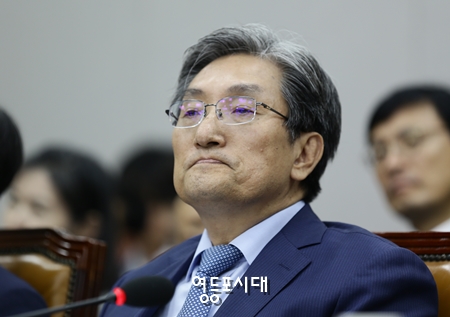 6일 오전 국회에서 열린 국회운영위원회 전체회의에 참석한 노영민 청와대 비서실장이 굳은 표정으로 앉아있다. Ⓒ영등포시대 