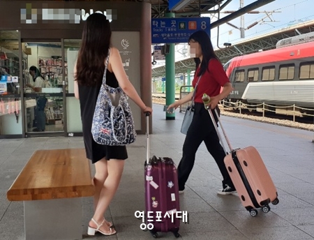 10일 오전 여행객이 영등포역에서 여행 가방을 끌며 이동하고 있다. Ⓒ영등포시대   