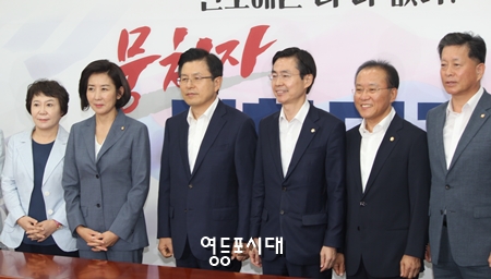 황교안 대표가 당직자들에게 임명장을 수여하고 기념촬영을 하고 있다. Ⓒ영등포시대 