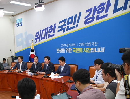 이인영 원내대표(사진 왼쪽에서 세 번째)가 기자간담회 모두 발언을 하고 있다. Ⓒ이인영 원내대표 페이스북 