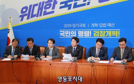 이인영 원내대표(오른쪽에서 세 번째)가 모두 발언을 하고 있다. Ⓒ영등포시대 