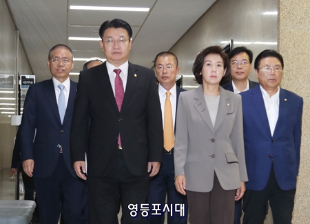 자유한국당 나경원 원내대표를 포함한 관계자들이 4일 오전 ‘문재인 대통령 실정 및 조국 심판’ 국정감사 대책회의를 위해 회의장을 향하고 있다. Ⓒ영등포시대 