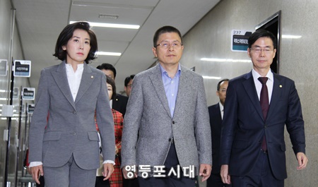 자유한국당 황교안 대표(사진 가운데)와 나경원 원내대표(사진 왼쪽)가 24일 최고위원회의를 위해 회의장을 향하고 있다. ⓒ영등포시대 