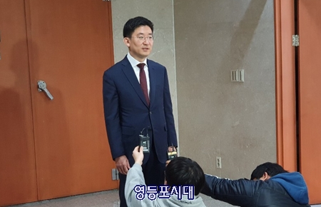자유한국당 김세연 의원이 21대 총선 불출마선언 기자회견을 마친 뒤 백브리핑을 하고 있다. Ⓒ영등포시대 