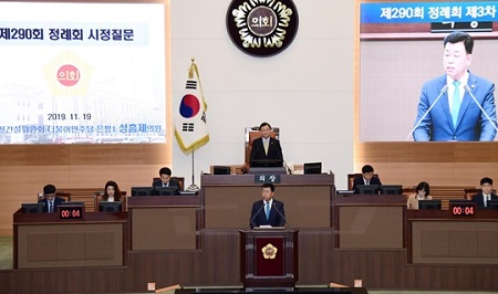   ▲ 성흠제 의원이 19일(화) 서울시의회 제290회 정례회 본회의에서 서울시장에게 시정질문을 하고 있다.