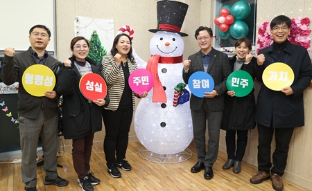 채현일 영등포구청장(왼쪽에서 네 번째)이 17일 오후 양평2동주민센터에서 개최된 ‘양평2동 주민자치회 발대식’에서 주민들과 함께 기념촬영을 하고 있다.