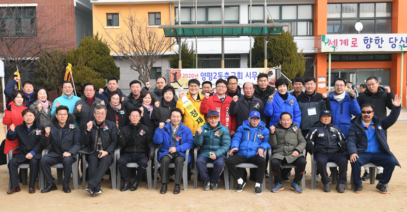 윤준용 구의회 의장과 김영주 국회의원, 강명구 전 당협위원장이 양평2동 축구회 회원들과 기념사진을 찍고 있다. 