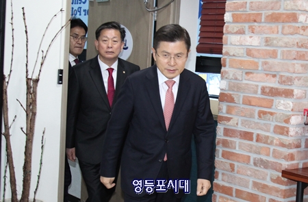 황교안 자유한국당 대표가 신년 기자회견을 위해 당사에 들어서고 있다. Ⓒ영등포시대