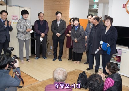 1월 31일 오후 김영주 국회의원과 채현일 구청장, 윤준용 구의회 의장 등이 도림동의 한 경로당을 방문해 신종 코로나 바이러스 대책을 점검하고 있다. 