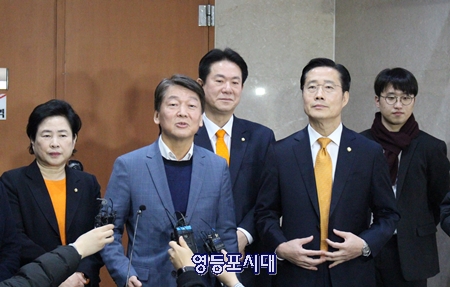 안철수 전 의원이 4일 국회 기자실에서 기자회견을 마친 후 기자들의 질문에 답하고 있다. Ⓒ영등포시대 