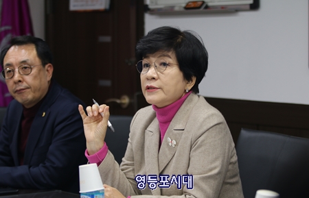 김영주 국회의원이 외식업중앙회 영등포구지회를 방문해, 신종 코로나로 인해 매출 감소 등 영업에 어려움을 겪고 있는 소상공인들의 현안을 청취하고 있다. Ⓒ영등포시대 