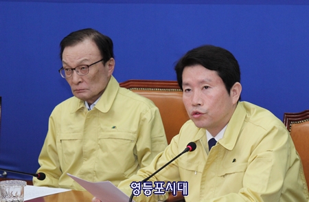 이인영 원내대표(사진 오른쪽)가 24일 열린 최고위원회에서 “당정은 더 강화된 방역시스템으로 코로나19에 맞서겠다”고 밝히고 있다. Ⓒ영등포시대 