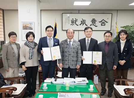 영등포구의회 의장 윤준용(사진 가운데)이 27일 오영상 변호사(사진 오른쪽)와 김재문 변호사(사진 왼쪽)를 입법·법률고문 위촉하고 기념사진을 찍고 있다. 