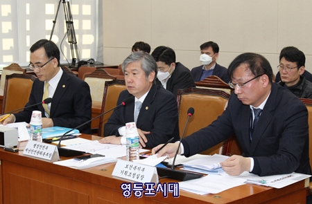 답변에 나선 강도태 보건복지부 기획조정실장(사진 오른쪽)