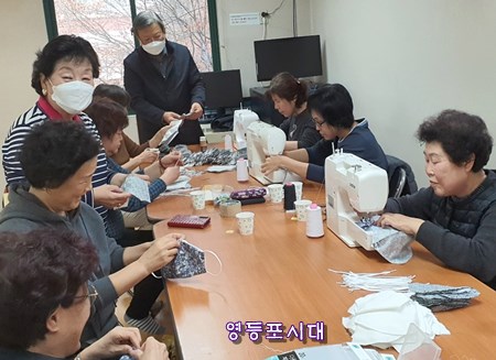 서울 영등포구 ‘문래자이아파트 봉사단 회원들이 마스크를 만들고 있다.ⓒ영등포시대  
