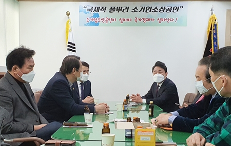 영등포 소상공인회를 찾은 미래통합당 박용찬 국회의원 예비후보(사진 오른쪽 끝)  