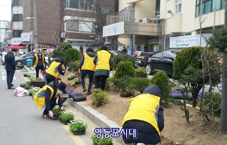 당산1동 자원봉사연합회 회원들이 당산1동 주민센터 앞 화단에 꽃을 심고 있다. 