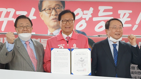 문병호 후보(사진 가운데)가 4월 5일 좋은 후보 인증서를 전달받고 있다. Ⓒ문병호 후보 캠프 