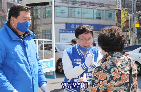 김민석 후보(사진 가운데)가 지원 유세를 나선 조길형 전 영등포구청장과 함께 지나가던 주민과 인사를 나누고 있다. Ⓒ영등포시대