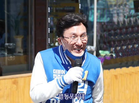 김민석 더불어민주당 영등포을 김민석 국회의원 후보가 대신시장 인근 상가를 돌며 지지를 호소하고 있다. Ⓒ영등포시대