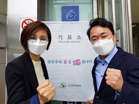 10일 오전 여의동주민센터에서 사전투표를 마친 박용찬 후보가 부인과 함께 인증샷을 찍고 있다. 