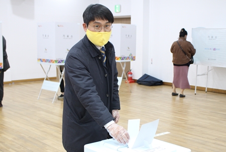 정의당 정재민 후보가 10일 오후 영등포아트홀에 설치된 사전투표소에서 투표를 하고 있다. 