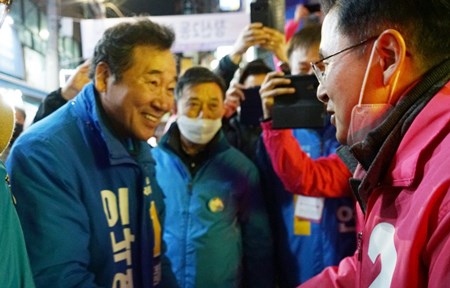 12일 오후 수도권 유세를 마치고 종로로 복귀한 이낙연 상임선대위원장이 선거운동 중 미래통합당 황교안 후보를 만나 인사를 나누고 있다.