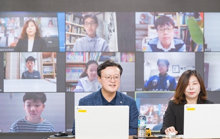 채현일 영등포구청장(사진 왼쪽)이 융합인재교육센터에서 온라인 다면 화상 강의를 참관하고 있다. 