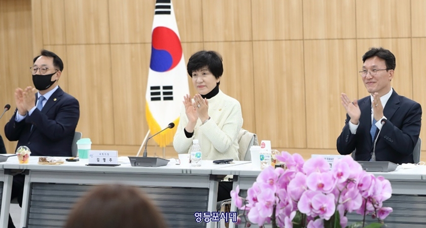 4월 22일 영등포구청 별관에서 열린 민주당 영등포 갑∙을 지역위원회-영등포구 당정협의회에 참석한 최웅식 시의원, 김영주 국회의원, 김민석 국회의원 당선자가 손뼉을 치고 있다.(사진 왼쪽부터) Ⓒ김영주 의원 페이스북 갈무리