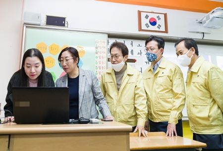 채현일 영등포구청장(오른쪽에서 두 번째)이 22일 오후 대림중학교에 방문해 온라인 수업을 지켜보고 있다. 