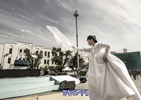 단국대학교 예술디자인대학 김선정 교수(5.18 후유증으로 사망한 광주 시민군 故 김성찬 씨의 딸)가 본행사 무대에서 ‘광주의 넋’을 주제로 살풀이춤 공연을 펼치고 있다. 