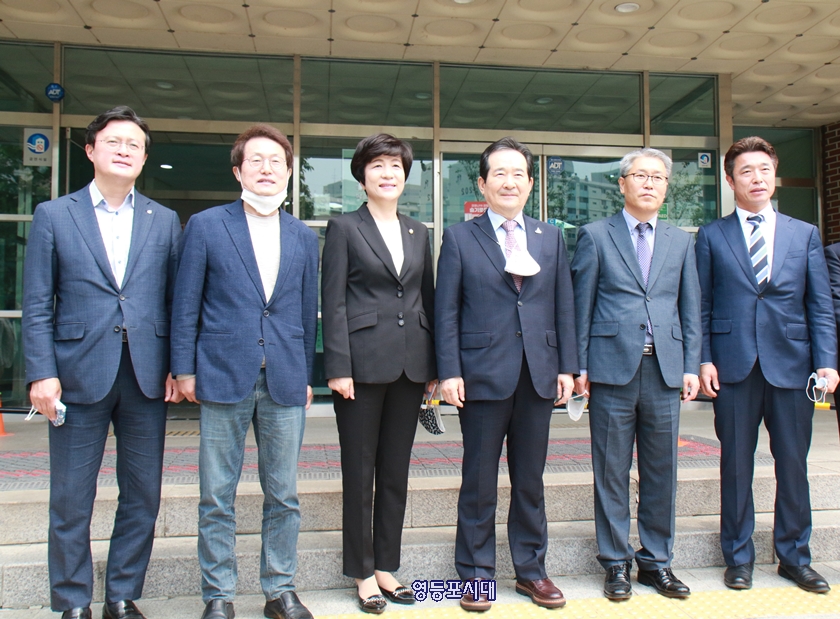 김영주 의원(사진 왼쪽에서 세 번째)과 정세균 국무총리(네 번째) 등이 기념사진을 찍고 있다. Ⓒ영등포시대 