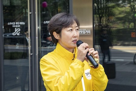 권수정 시의원이 26일 금호아시아나 본사 앞에서 기자회견을 하고 있다.